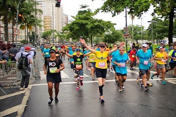 Diversos atletas correndo na avenida da praia de Santos, na prova 10KM A Tribuna