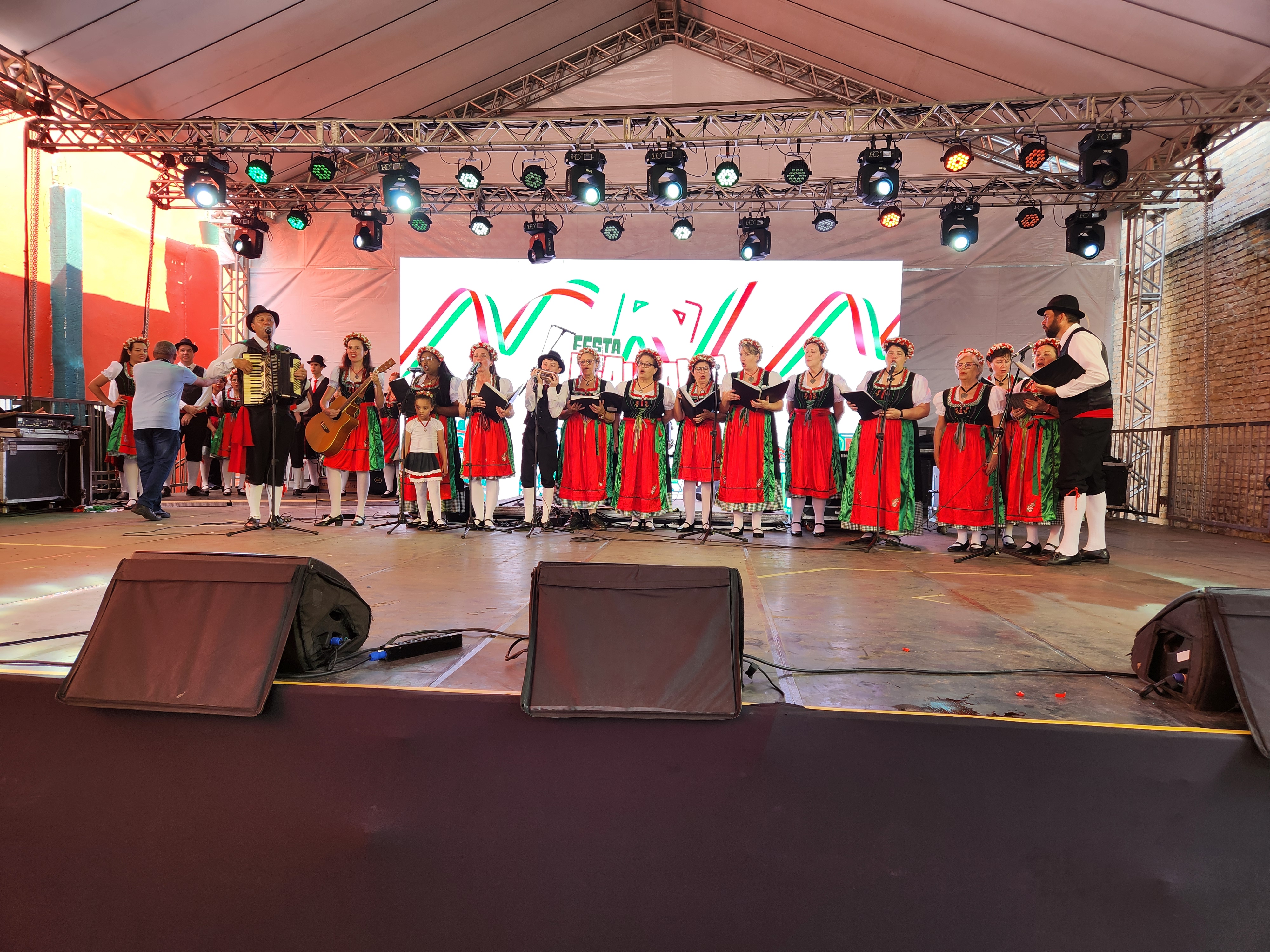 Grupo folclórico no palco da 1ª Festa Italiana de Santos