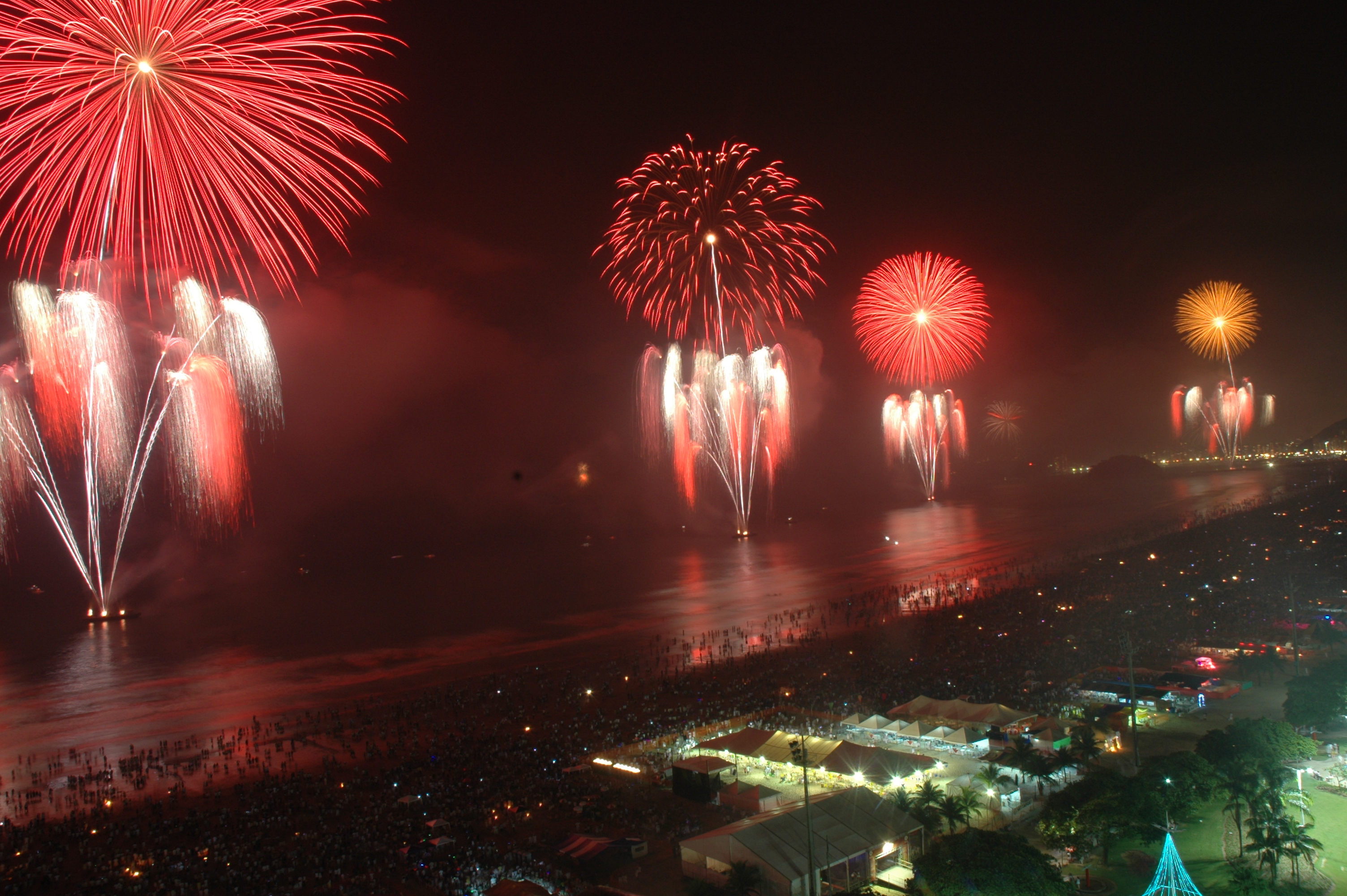 Fogos coloridos da orla de Santos