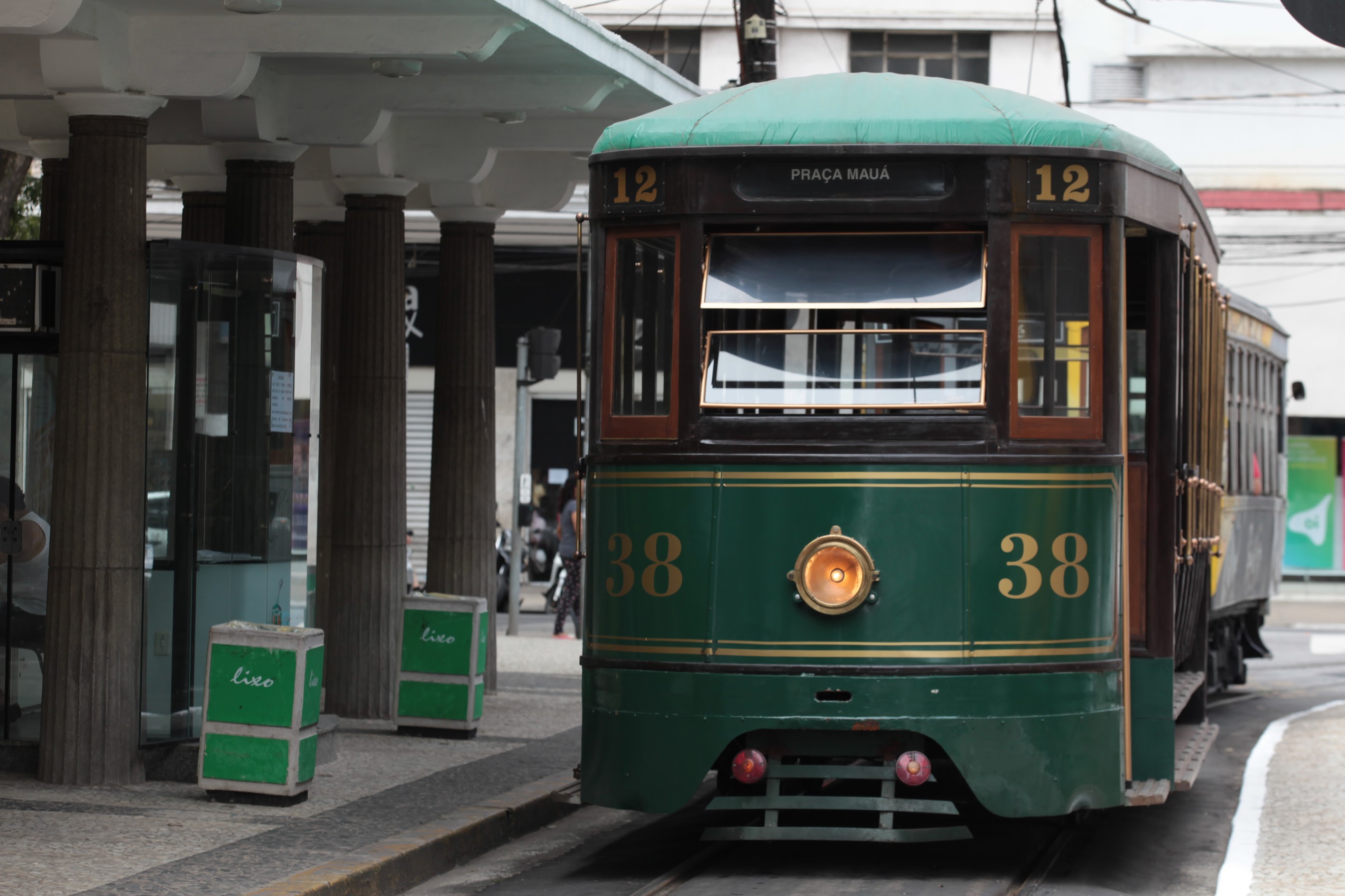 Bonde turístico verde, passando numas das laterais da Praça Mauá, no Centro de Santos