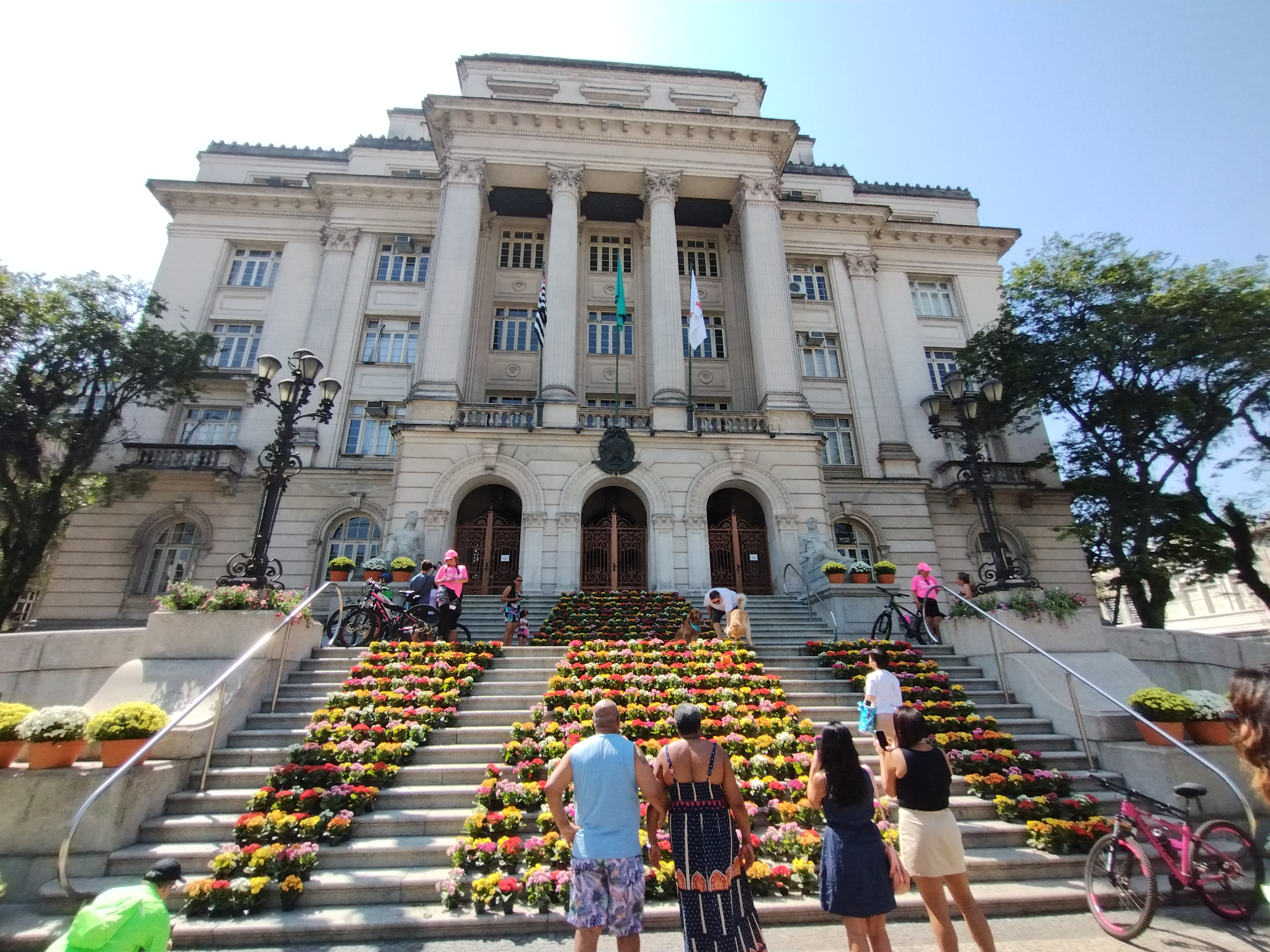 Escadaria do Palácio José Bonifácio (Prefeitura de Santos) coberta de flores coloridas