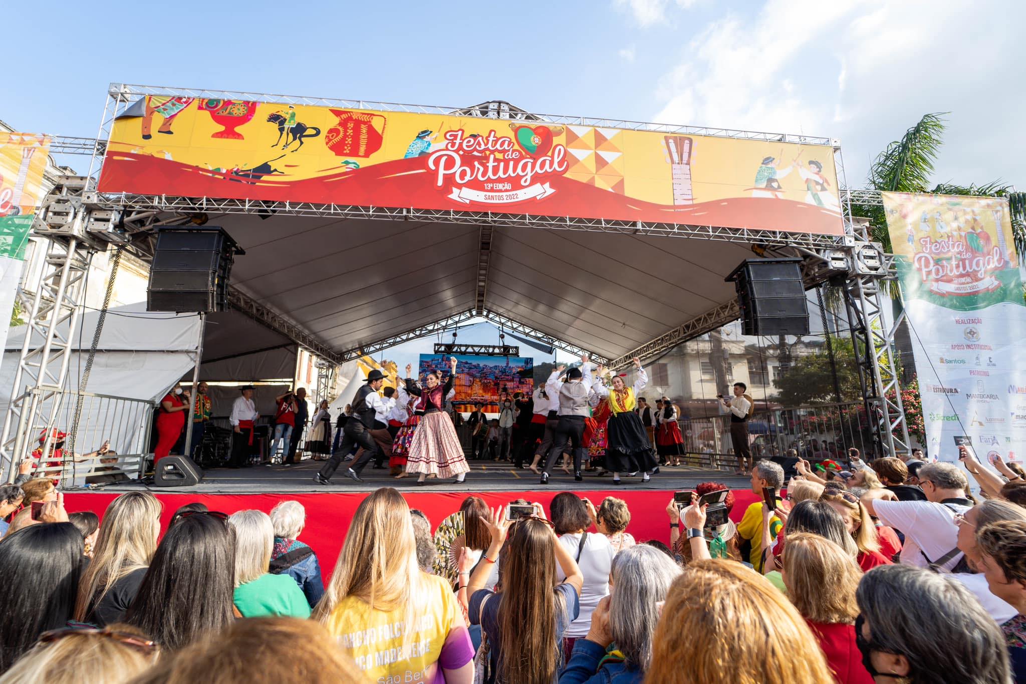 Palco com grupo folclórico de Portugal, na Festa de Portugal no Centro Histórico de Santos