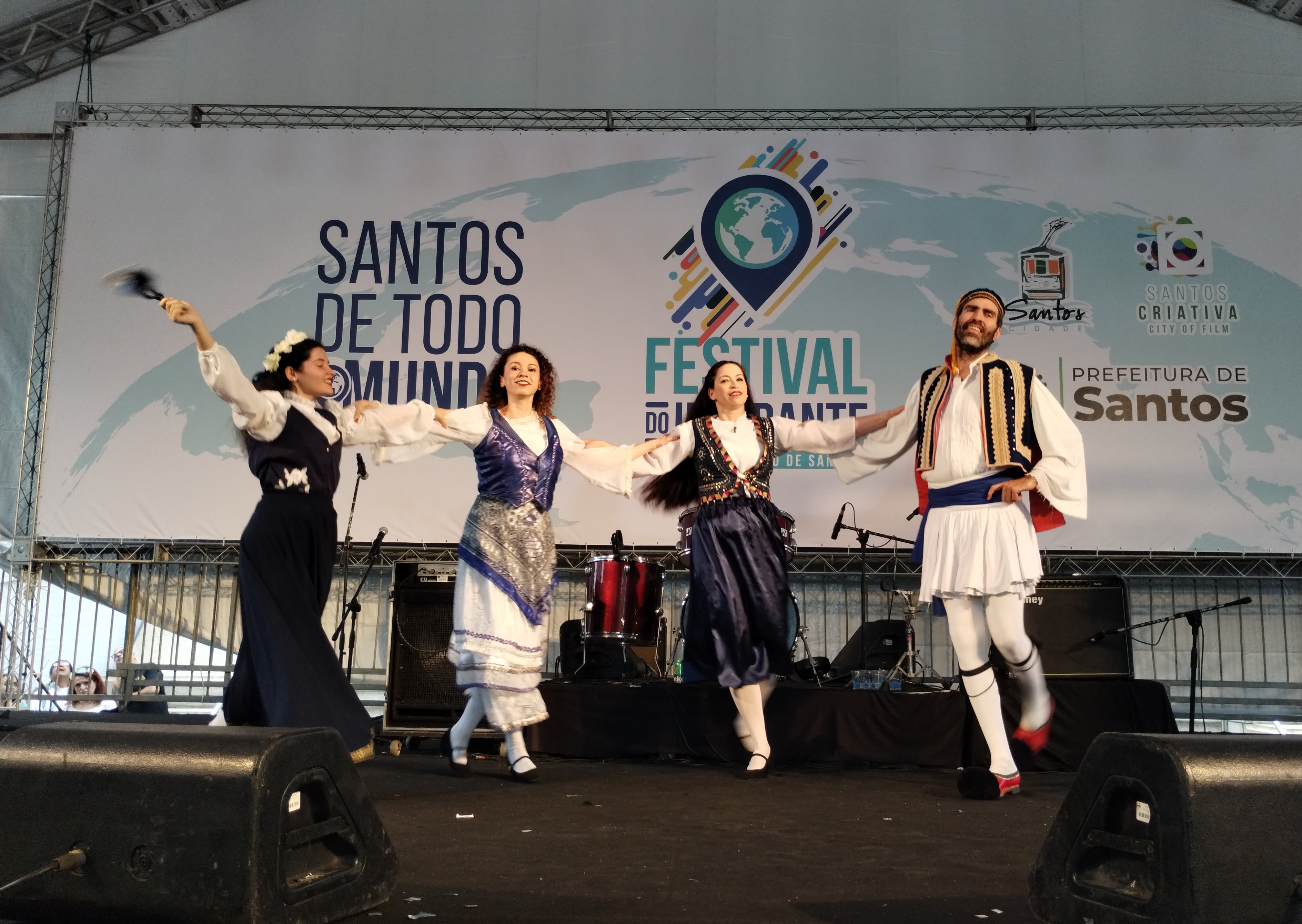 Grupo de danças gregas no palco do Festival do Imigrante Santos