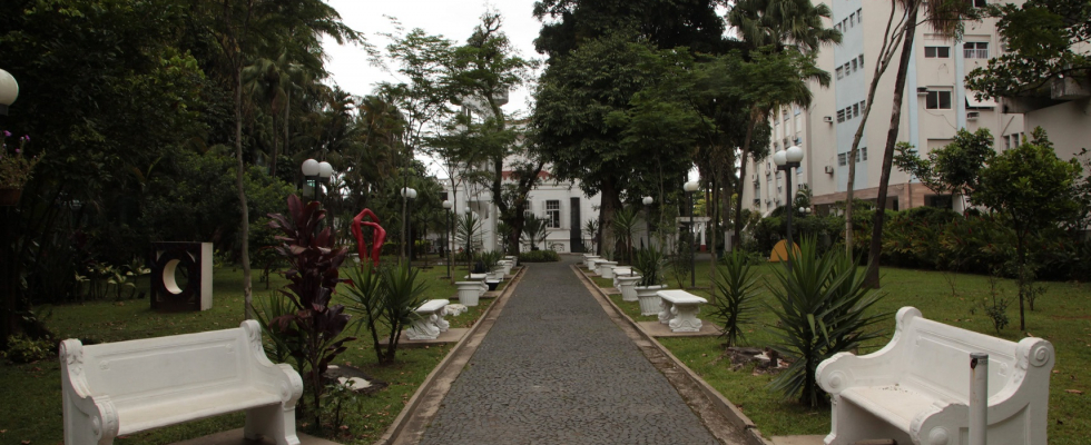 Jardins com bancos brancos