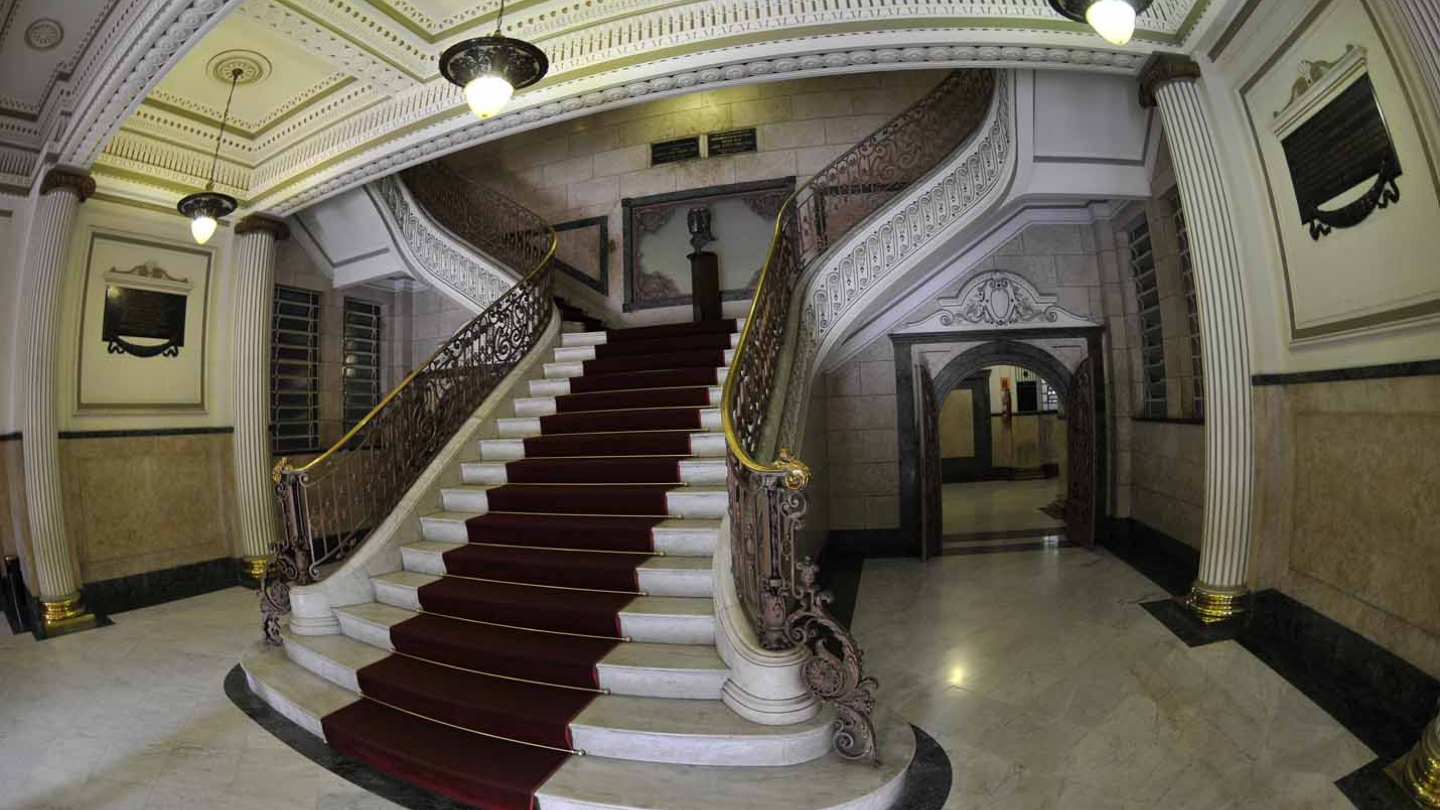 Escadaria do Palácio José Bonifácio com degraus brancos e tapete vermelho