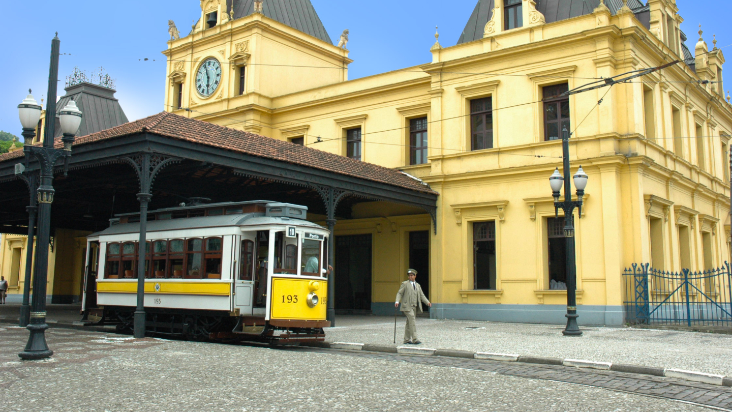 Bonde branco e amarelo em frente à Estação do Valongo no centro histórico de Santos