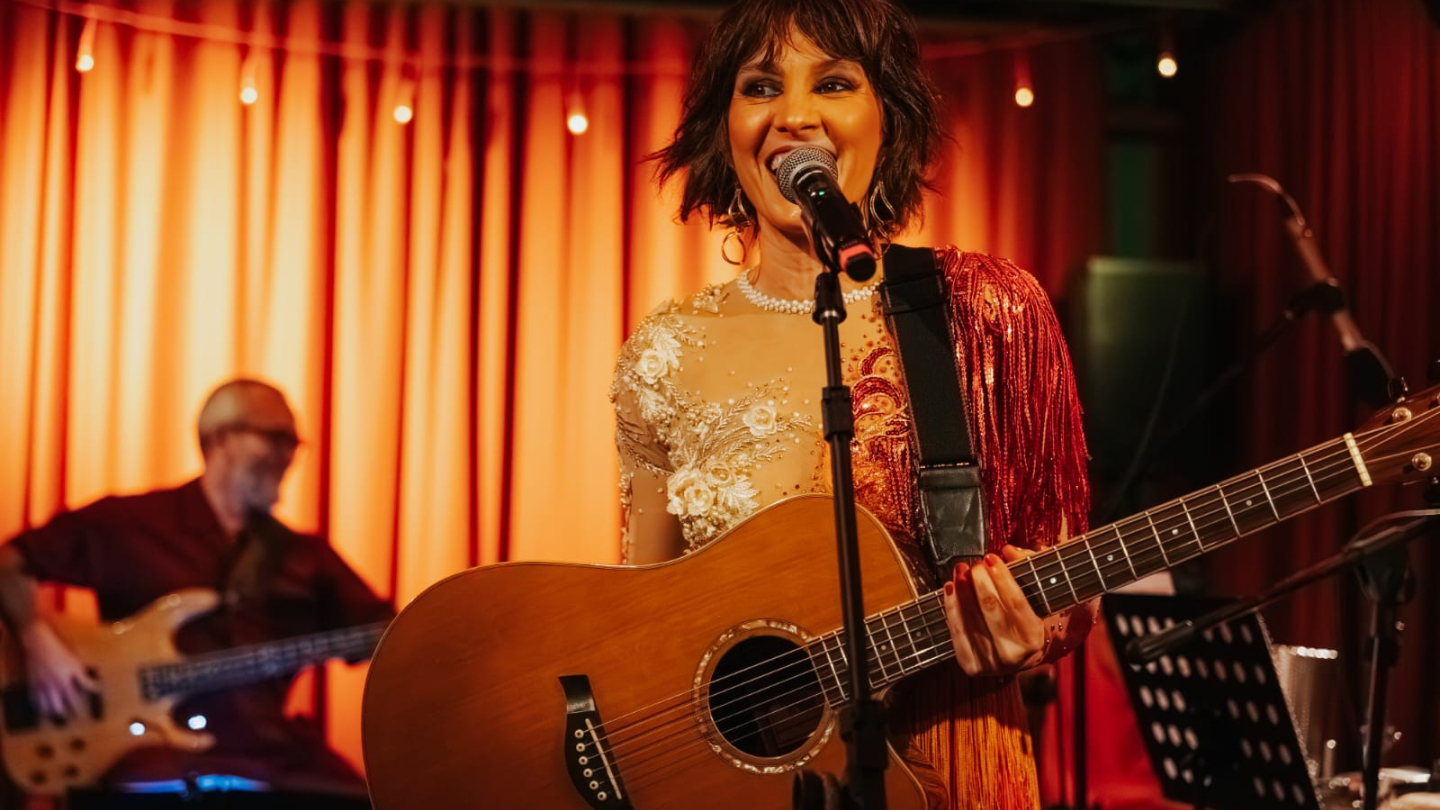 Imagem da cantora segurando violão