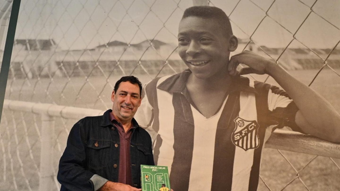 Autor do livro com o Pelé de fundo