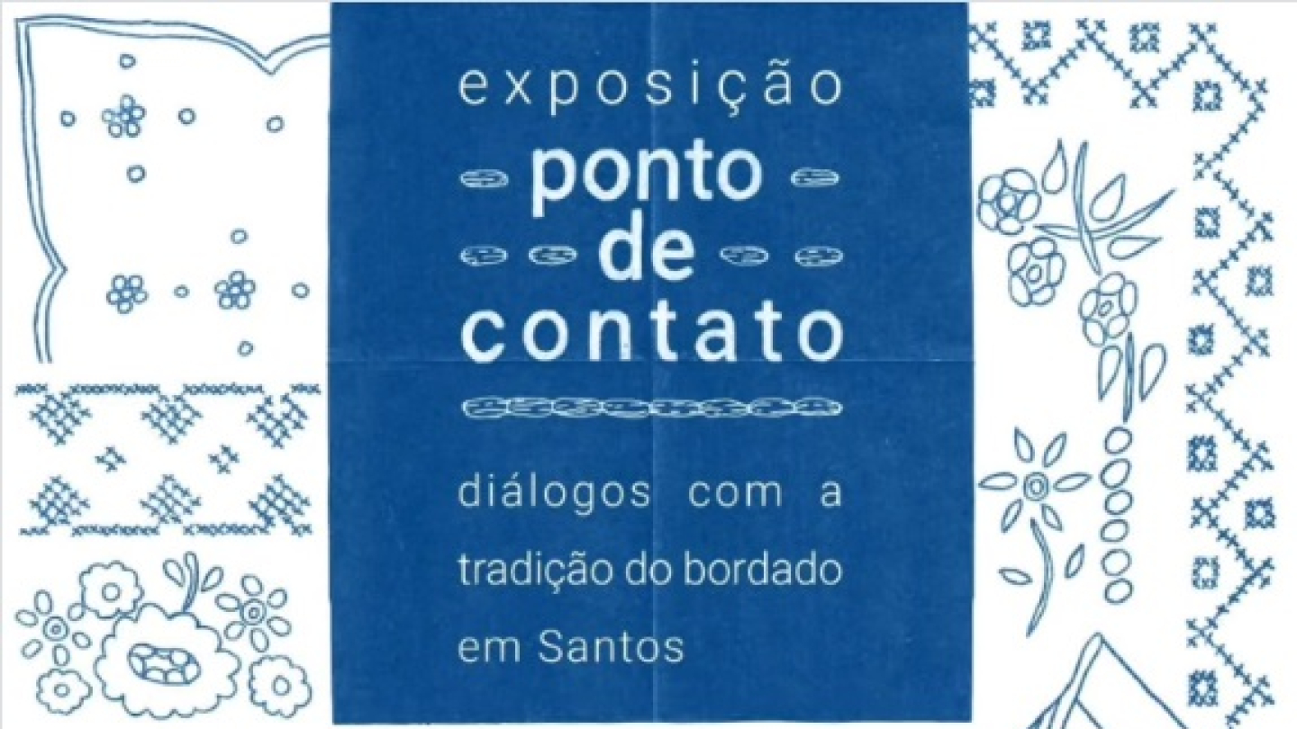 O cartaz, com fundo que simula bordados em azul e branco, anuncia a exposição "Ponto de Contato: diálogos com a tradição do bordado em Santos", que será inaugurada no dia 06/12/2025 na Futrica Economia Criativa