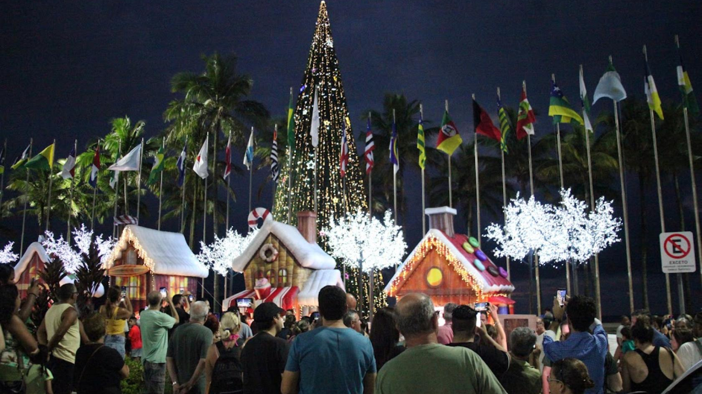 Decoração de natal com infláveis na Praça das Bandeiras