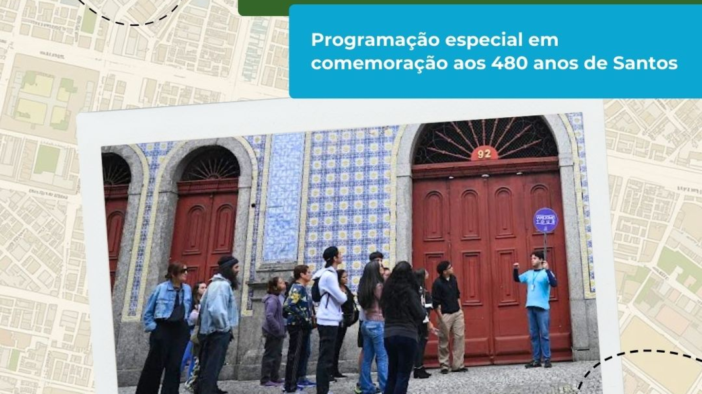 Imagem de Walking Tour, em comemoração ao aniversário de 480 anos de Santos, com um grupo de pessoas olhando para o guia de turismo, em frente a Casa da Frontaria Azulejada