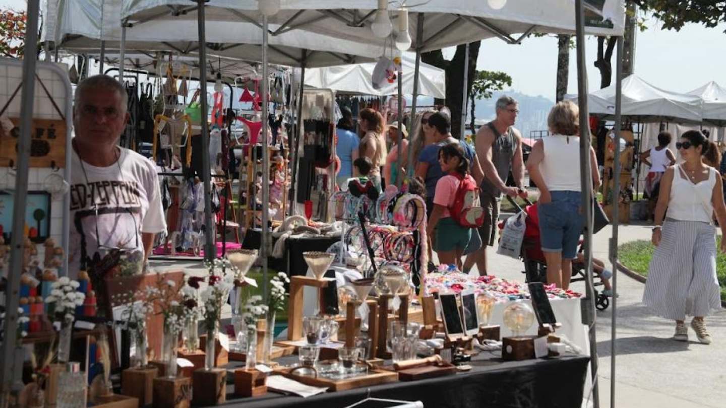 Feira de artesanato repleta de pessoas