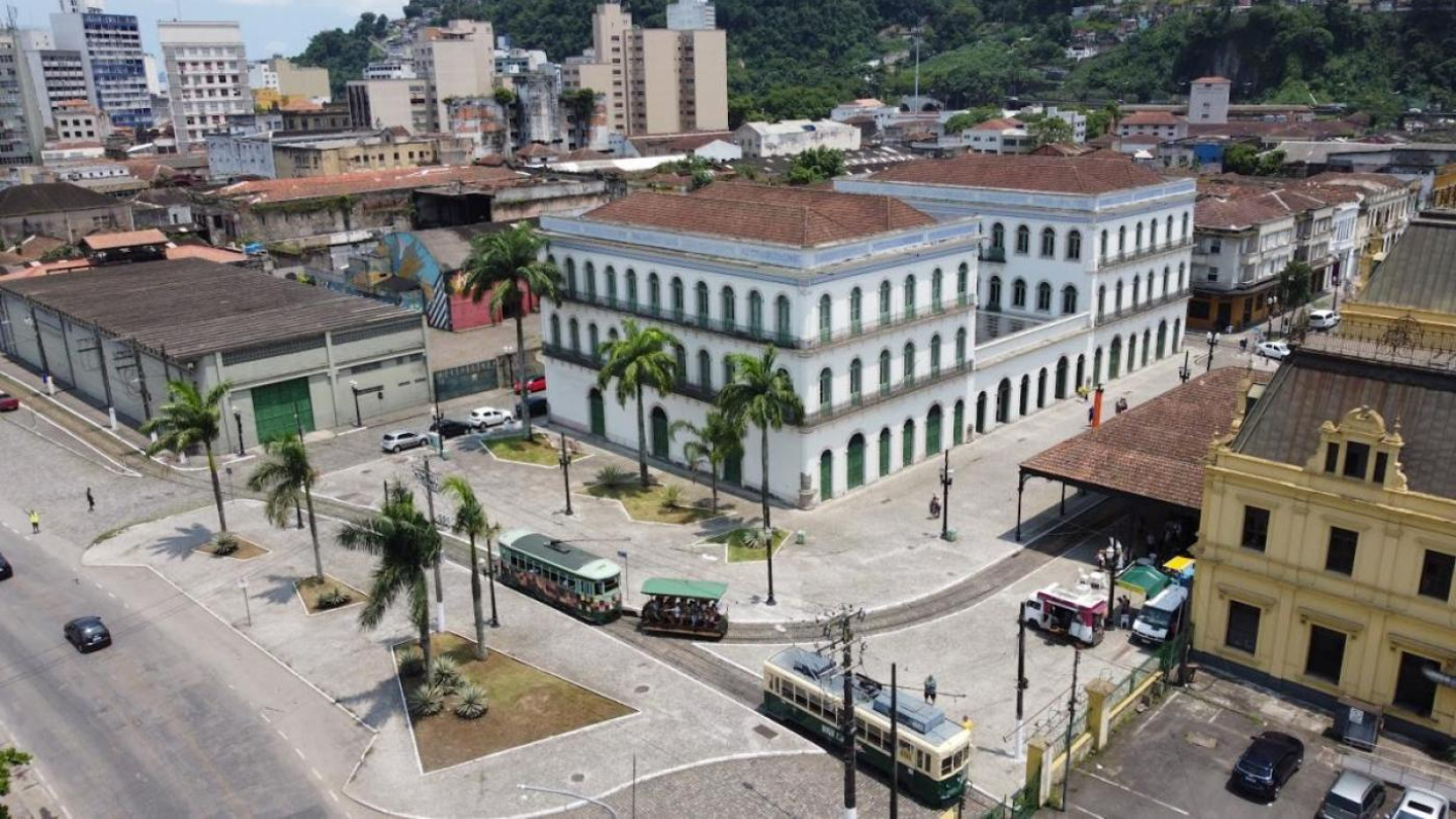 Centro Histórico com vista para o Museu Pelé, Bondes e Estação do Valongo