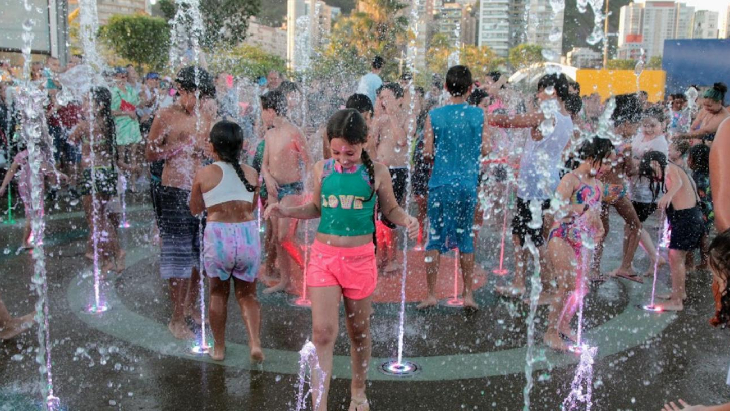 Pessoas na fonte interativa