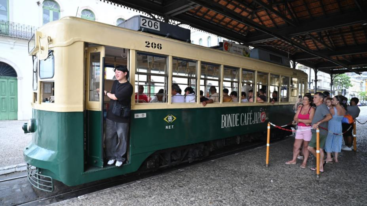 Bonde repleto de turistas