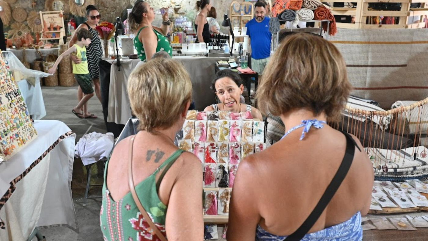 Feira de artesanato repleta de pessoas