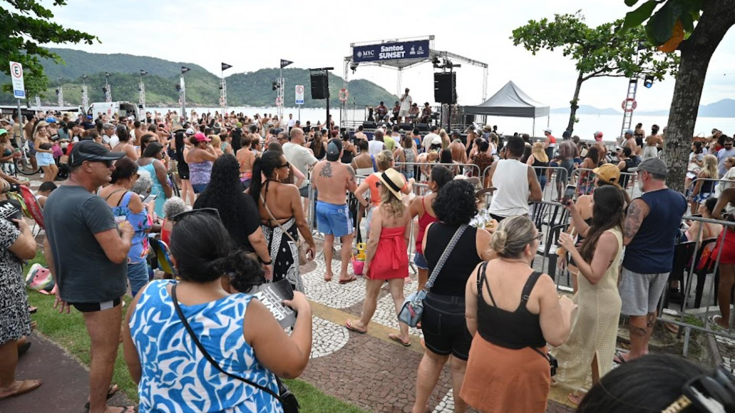 Evento na orla repleto de pessoas na ponta da praia