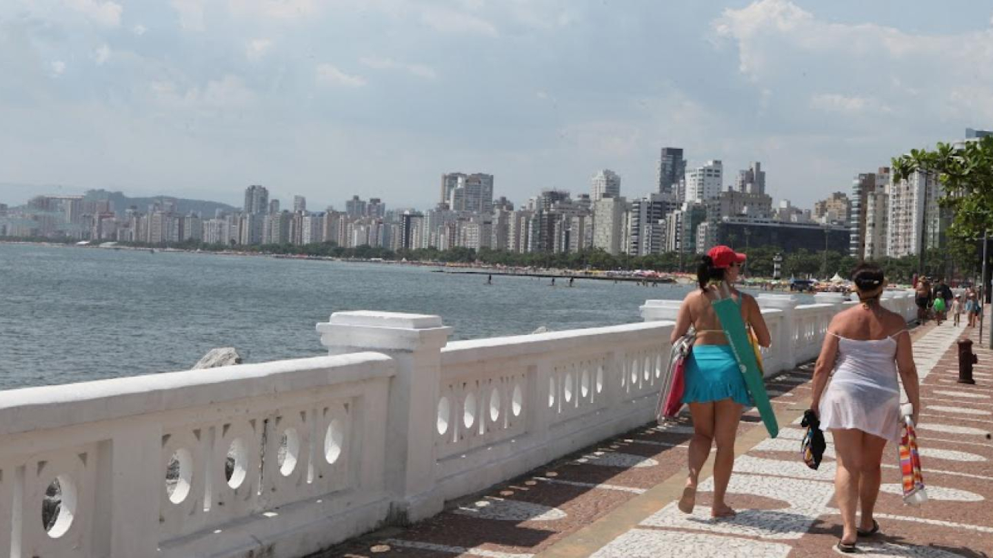 Orla da praia de Santos com destaque para as muretas