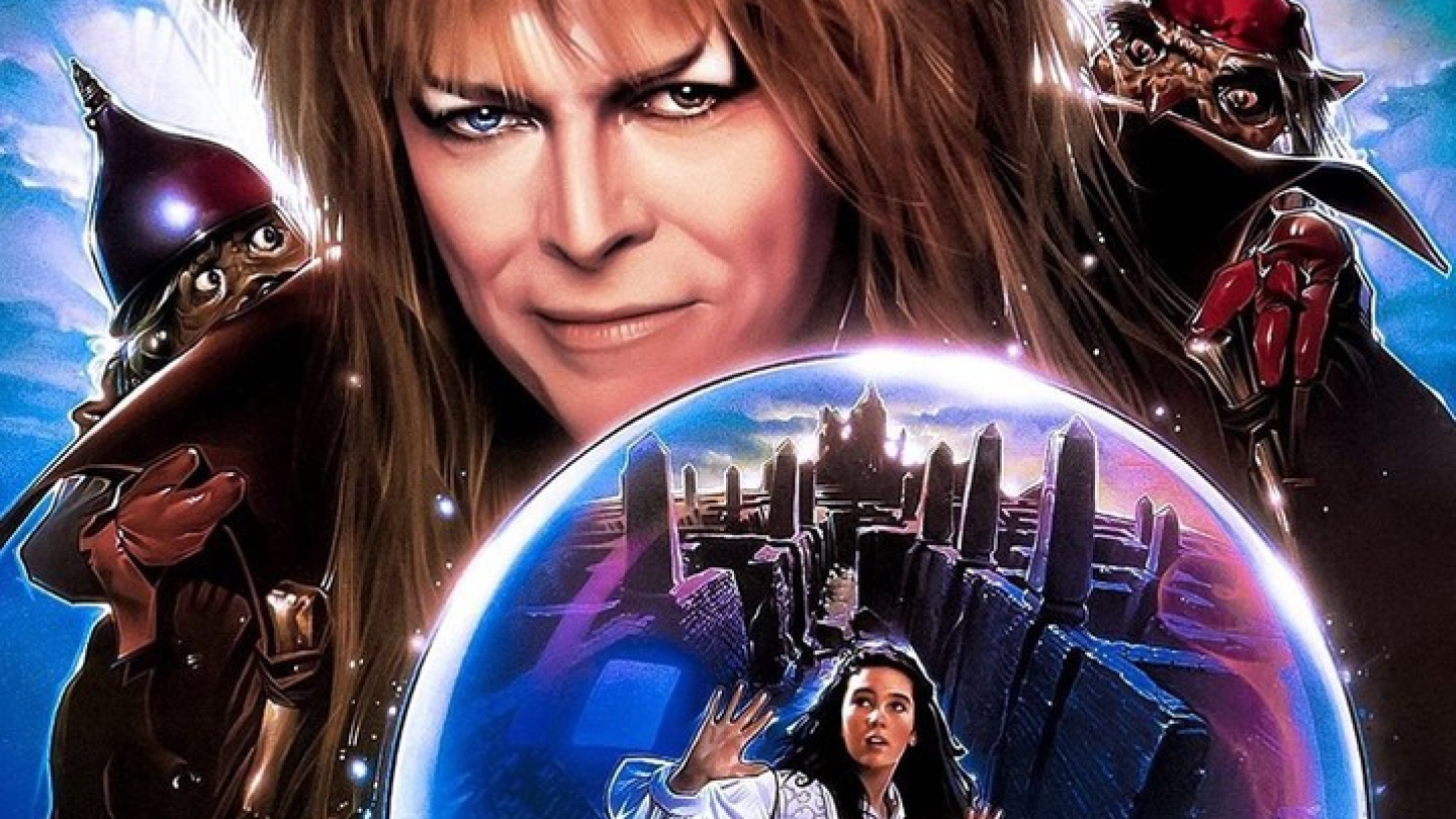 Pôster do filme "Labirinto - A Magia do Tempo", destacando o personagem Jareth segurando uma esfera de cristal que reflete a protagonista Sarah dentro de um labirinto
