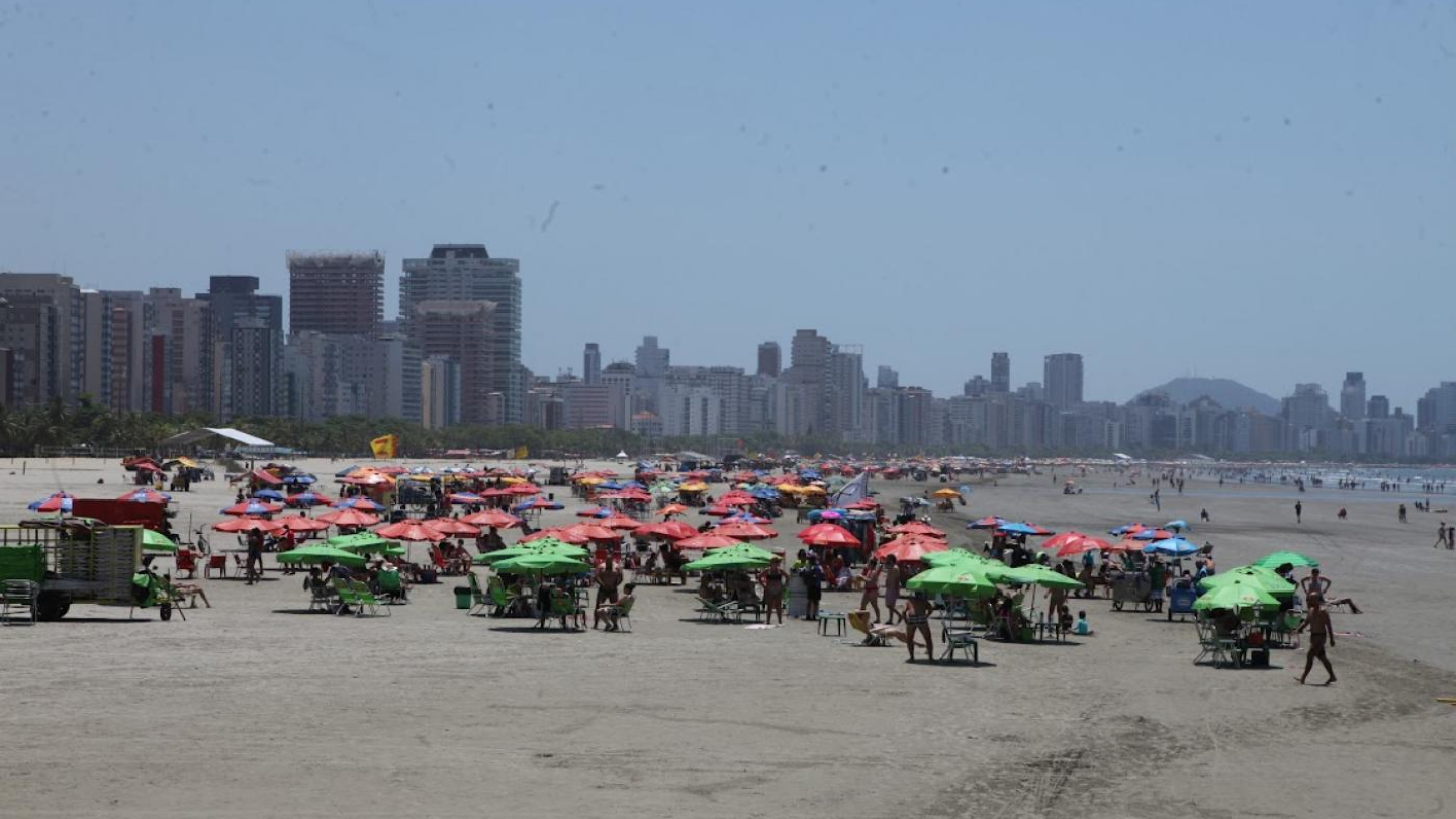 Orla da praia com cadeiras de praia