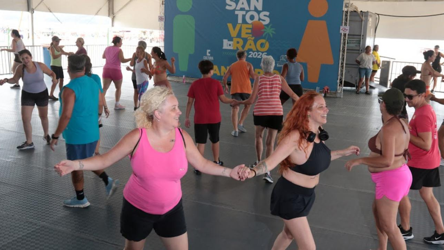 Tenda na orla com pessoas dançando