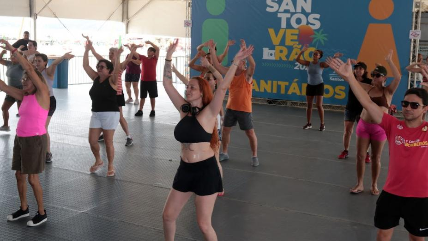 Pessoas se exercitando na tenda de verão