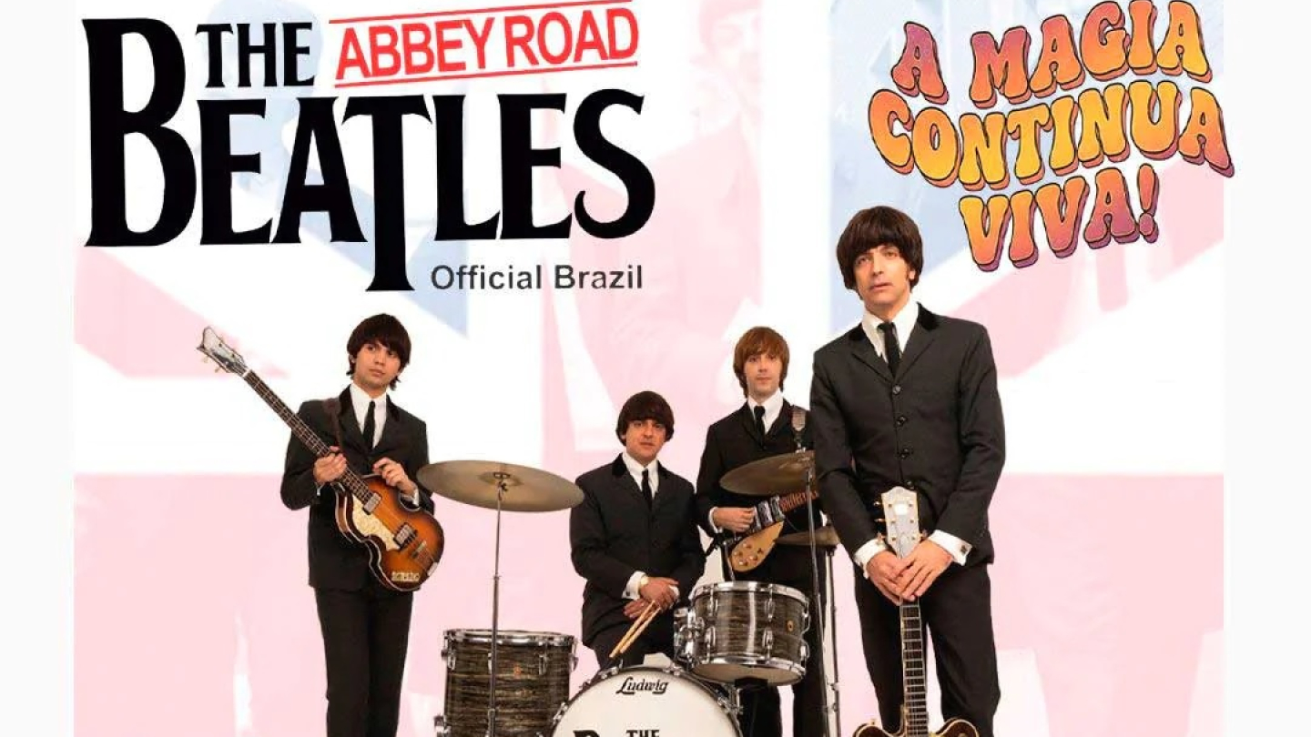 Cartaz de divulgação da banda tributo "The Abbey Road Beatles", mostrando os quatro integrantes caracterizados com instrumentos em frente a uma bandeira do Reino Unido estilizada