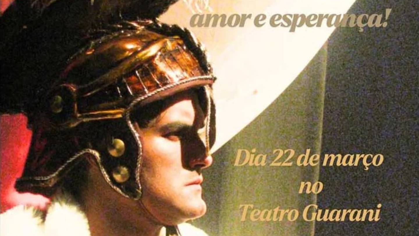 Cartaz de divulgação do espetáculo teatral "Há dois mil anos", apresentando um ator caracterizado como soldado romano e informando a apresentação no Teatro Guarani no dia 22 de março