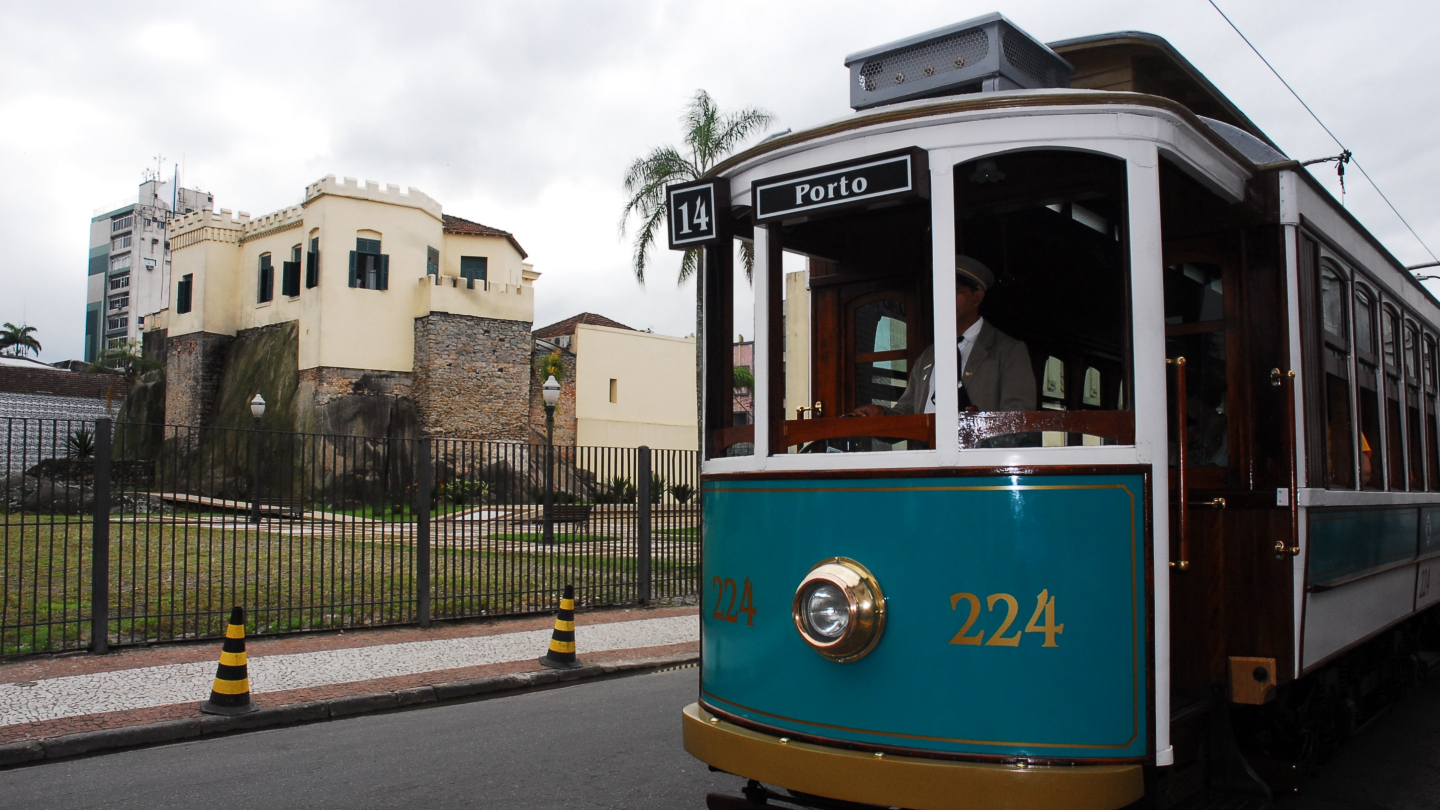 Bonde com Outeiro ao fundo