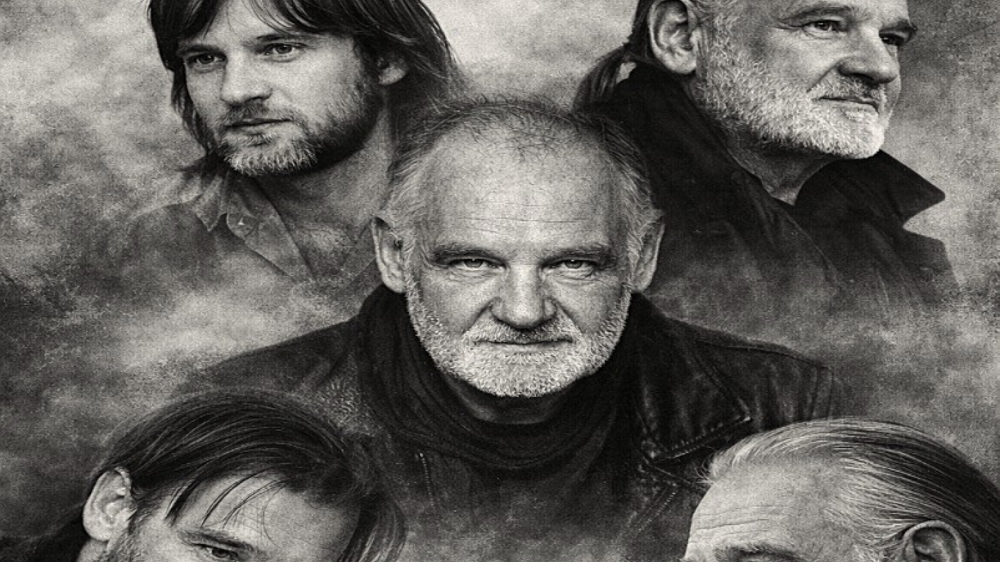 Cartaz em preto e branco da Cinemateca de Santos anunciando uma homenagem ao cineasta Béla Tarr, apresentando diversas fotos do diretor e uma figura solitária sob a chuva entre rolos de filme