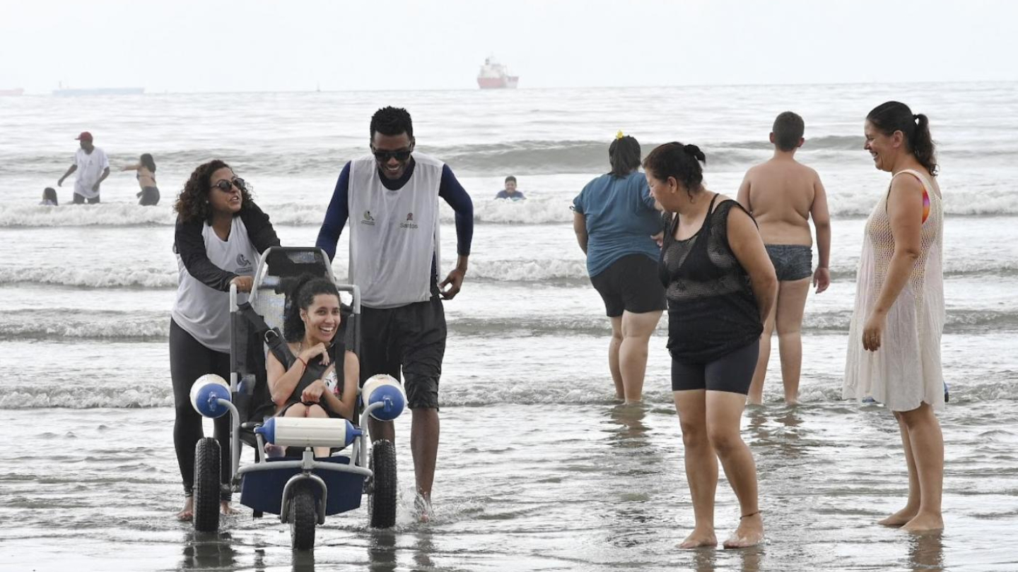 Acesso a praia para deficientes com cadeiras anfíbias