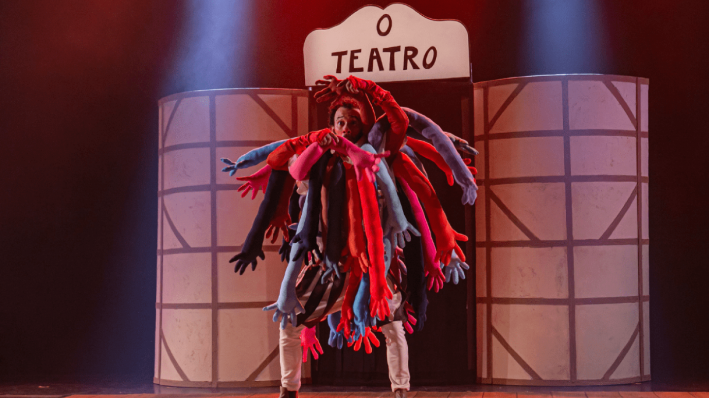 Ator se apresentando com vários braços