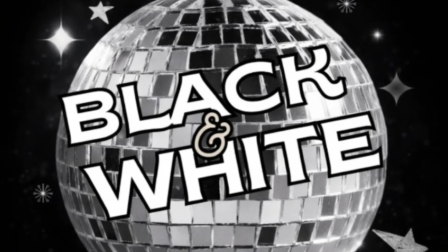 Cartaz monocromático do evento "Blitz Flashback - Black & White", apresentando um globo espelhado sobre um fundo preto estrelado, marcado para o dia 04 de abril no Gonzaga, em Santos