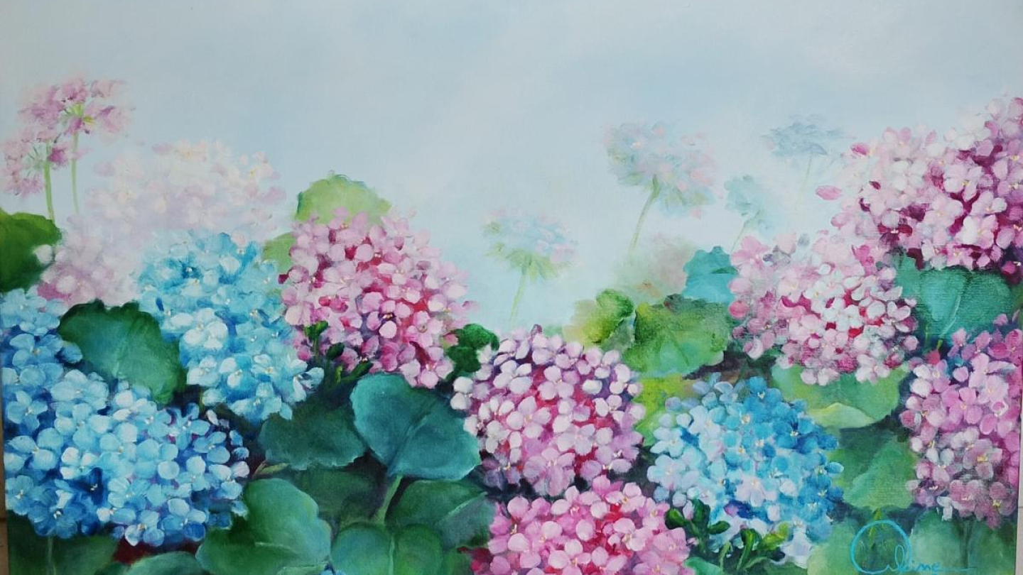 Pintura delicada e vibrante que retrata um conjunto de hortênsias em tons de rosa e azul, com folhagens verdes e um fundo suave que sugere um céu ou névoa clara