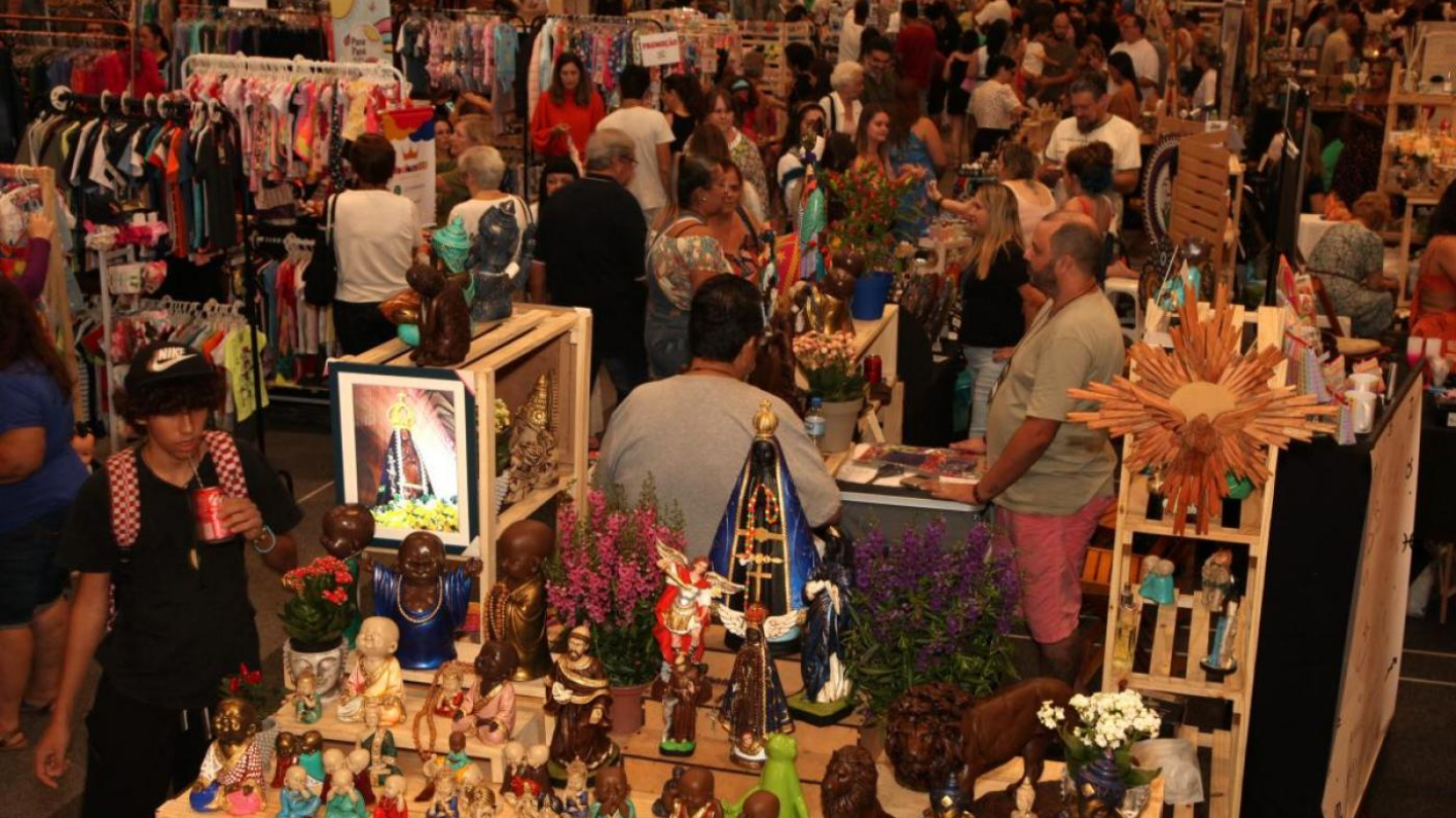 Feira de artesanato repleta de pessoas