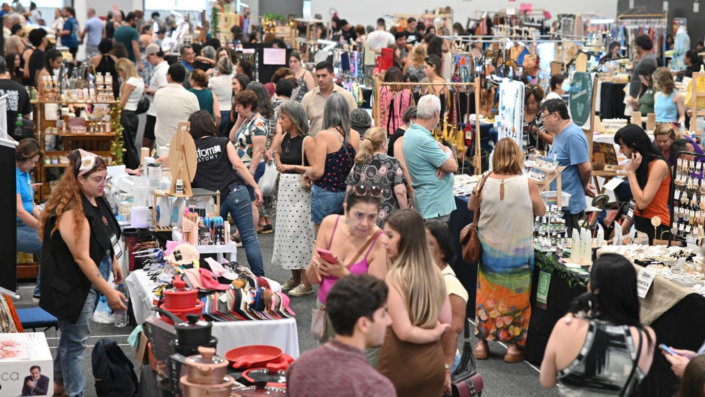 Feira de economia criativa repleta de pessoas