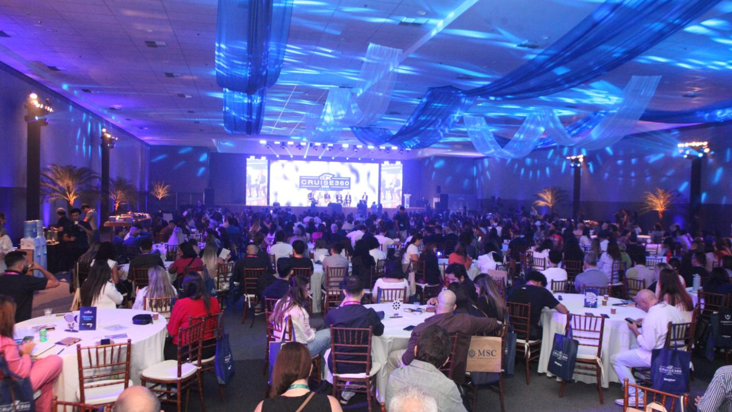 Evento repleto de pessoas