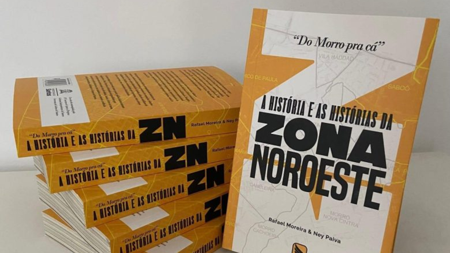 Uma pilha e um exemplar em destaque do livro "A História e as Histórias da Zona Noroeste", de Rafael Moreira e Ney Paiva, apresentam capas amarelas com elementos gráficos de um mapa