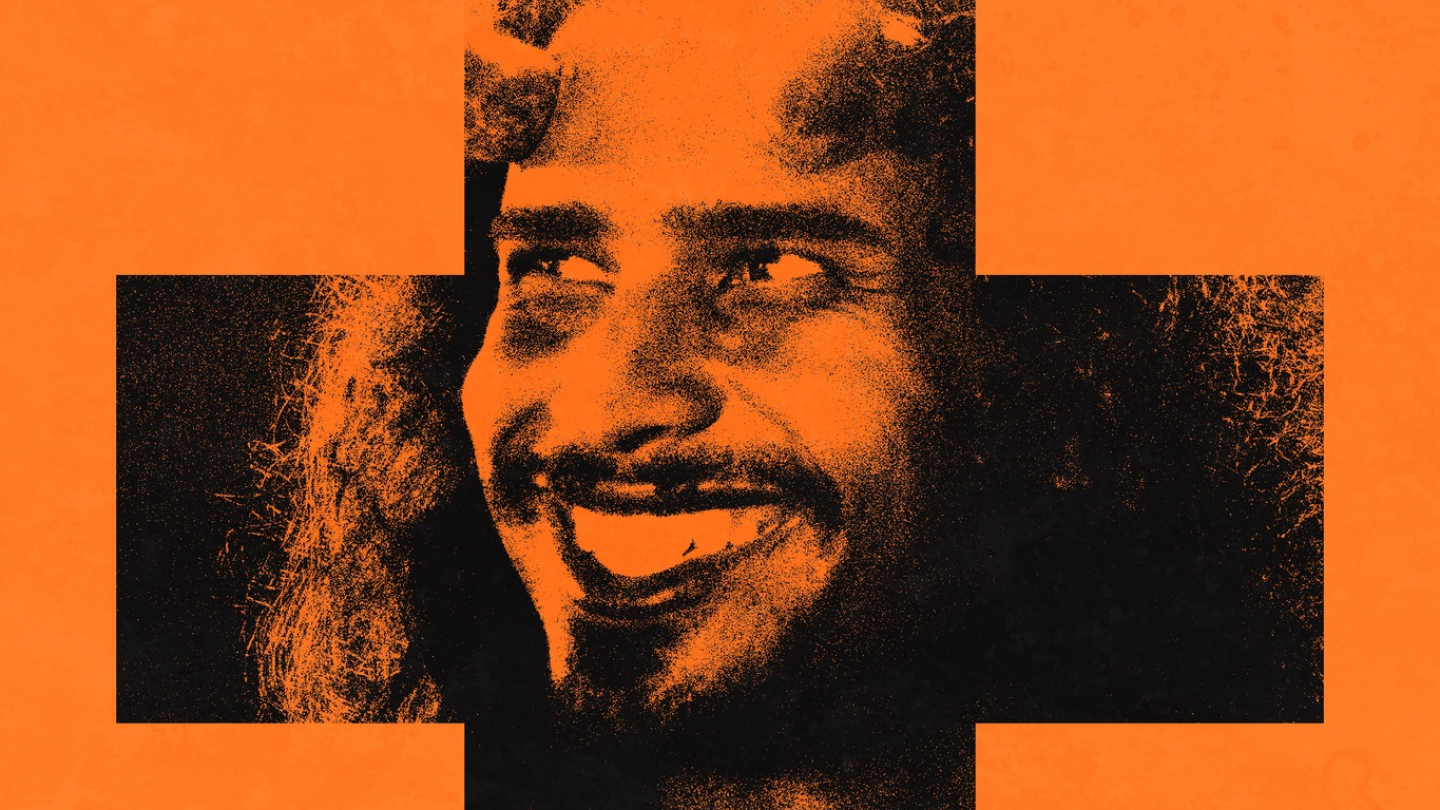 Pôster de fundo laranja da peça "Macário", apresentando o rosto sorridente de um homem emoldurado por uma cruz preta e os créditos da produção cultural de Santos