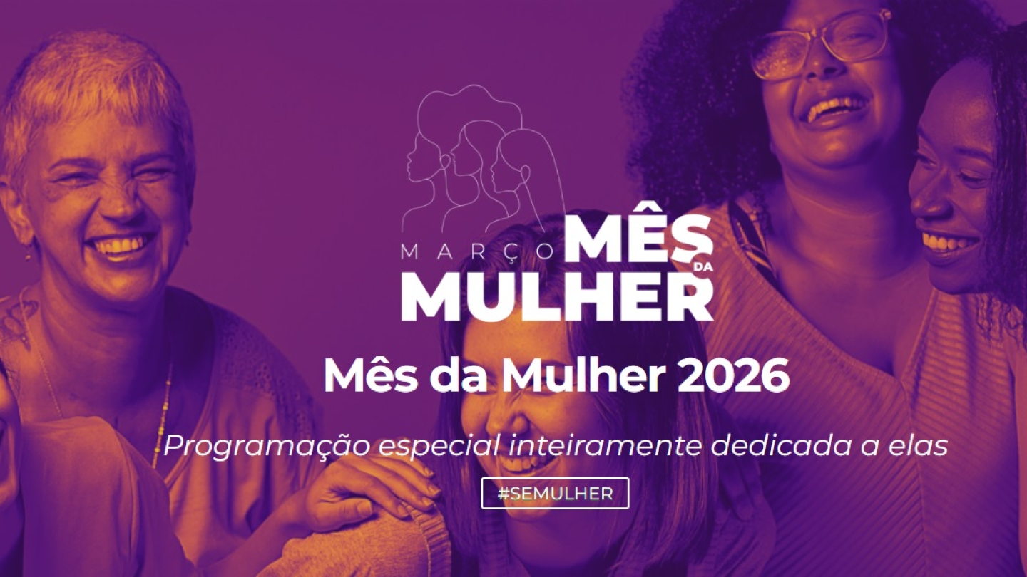 Um grupo de mulheres sorridentes ilustra um cartaz roxo que anuncia a programação especial do "Mês da Mulher 2026" em Santos