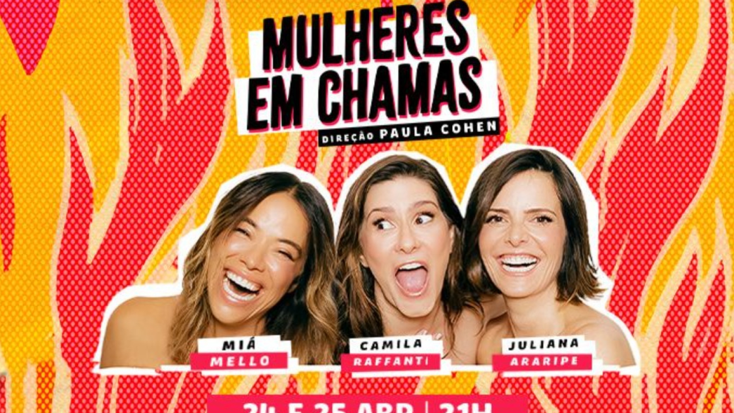 Cartaz de divulgação de uma peça teatral com o título "Mulheres em Chamas", apresentando três atrizes sorridentes sobre um fundo vibrante de chamas estilizadas em tons de amarelo e vermelho