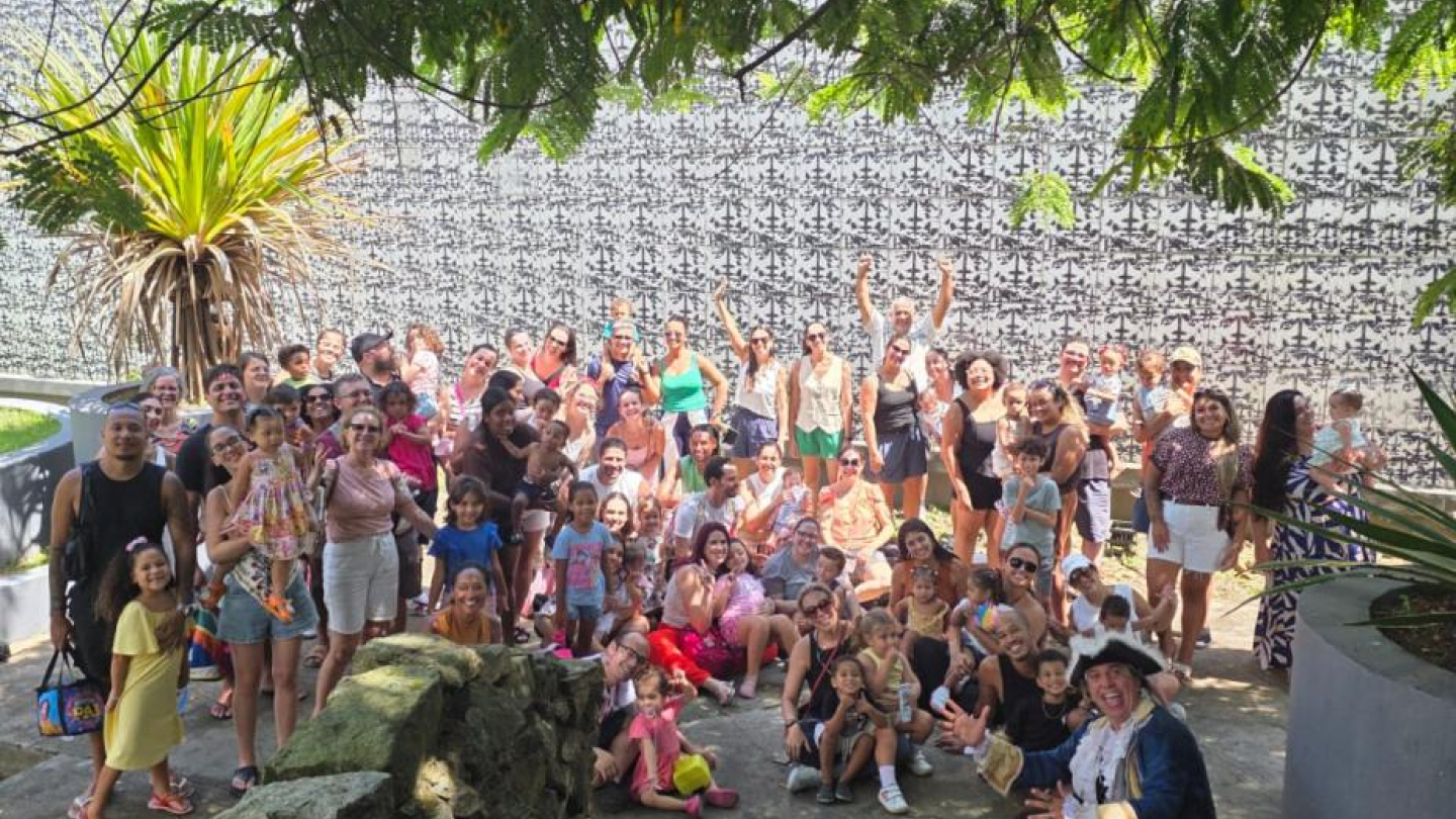 Público na área externa do Outeiro