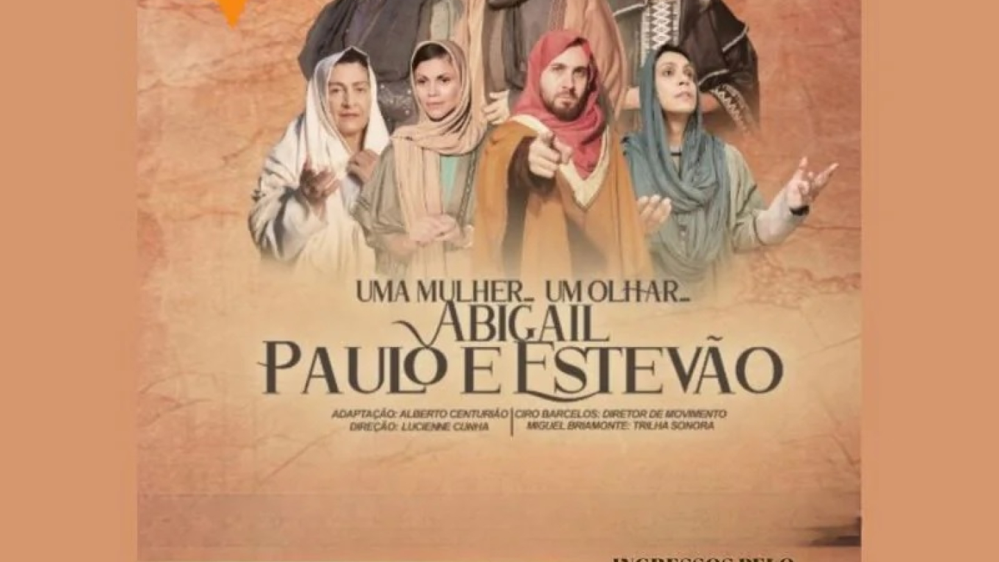 Cartaz da peça teatral "Abigail, Paulo e Estevão", baseada na obra de Chico Xavier, exibindo o elenco em trajes de época sobre um fundo envelhecido