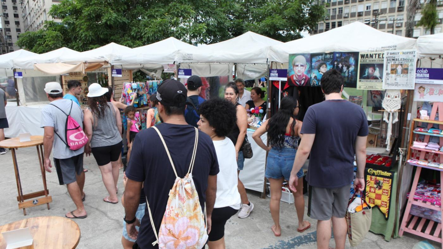 Feira repleta de pessoas