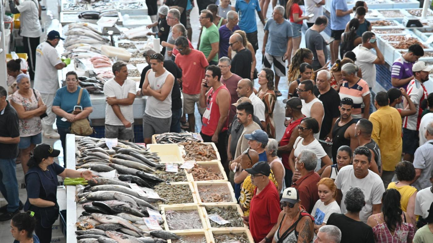 Mercado Municipal repleto de pessoas