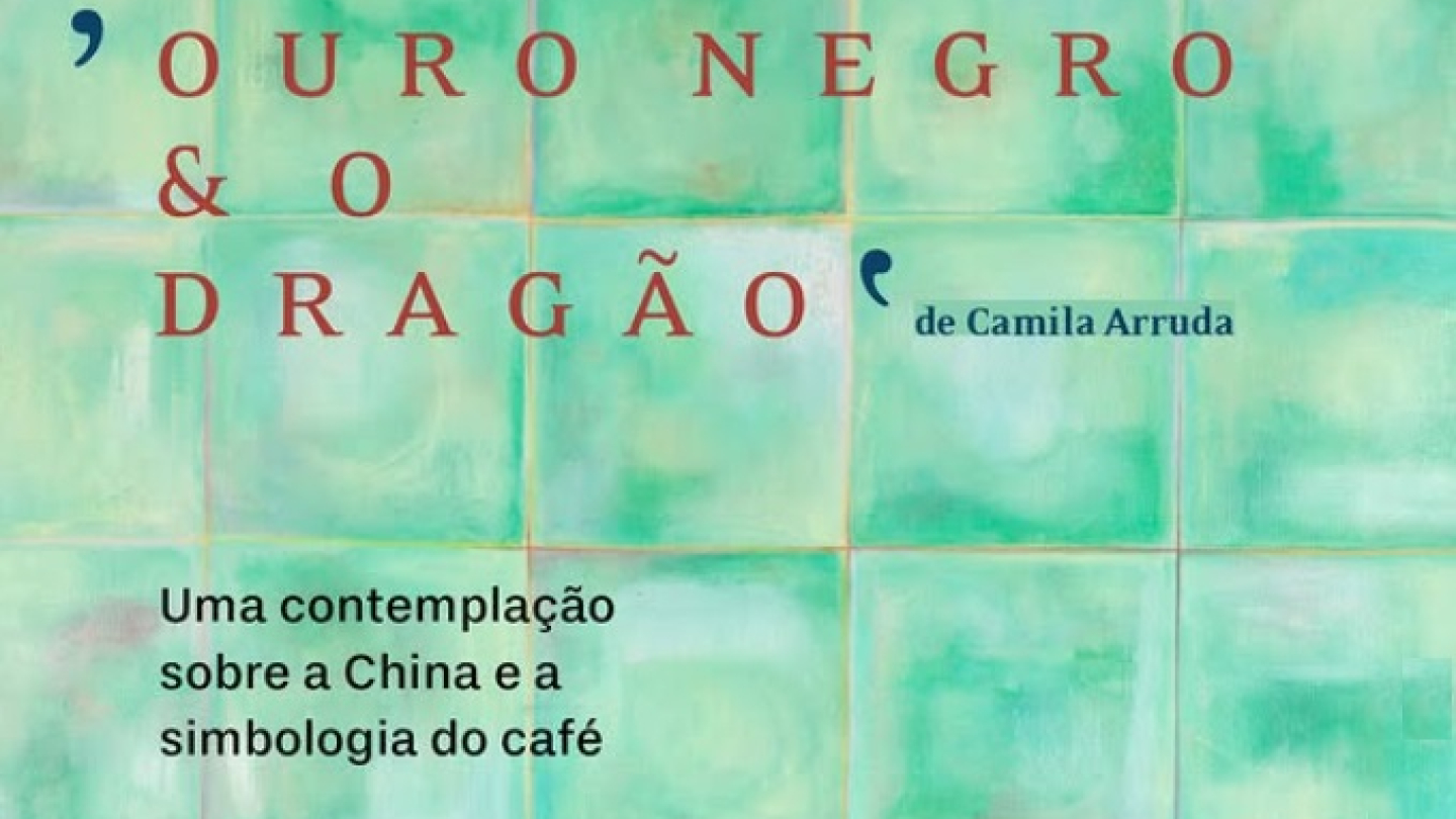 Cartaz informativo sobre a inauguração da exposição "Ouro Negro & O Dragão", de Camila Arruda, que acontece no Museu do Café em Santos com foco na simbologia da China e do café