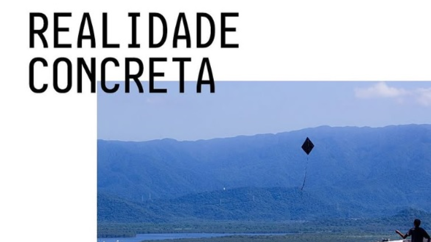 Cartaz da exposição fotográfica "Realidade Concreta" de Luiz Buscapé, exibindo a vista de um morro sobre o porto de Santos com uma pipa no céu