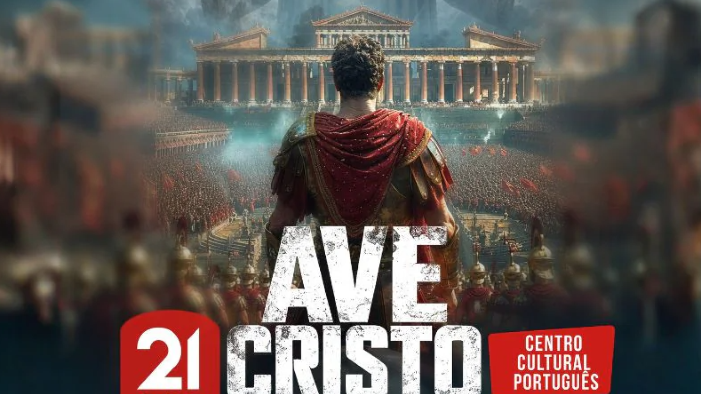 Cartaz publicitário teatral anuncia a peça "Ave Cristo" para o dia 21 de junho no Centro Cultural Português, ilustrando um soldado romano de costas diante de uma multidão e a imagem monumental de Jesus no céu