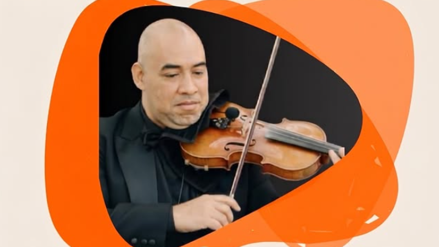 Cartaz do projeto "Concertos aos Domingos", destacando a apresentação de Fabiano Carmello e Orquestra com a foto de um violinista em uma moldura abstrata laranja