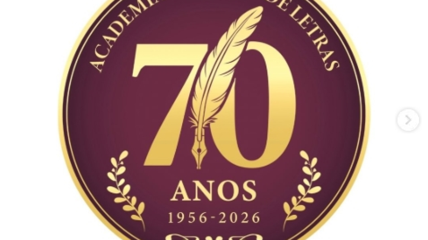 Arte comemorativa dos 70 anos da Academia Santista de Letras. No centro da composição aparece um selo circular nas cores vinho e dourado, destacando a marca "70 Anos" e o período de 1956 a 2026. Uma pena estilizada, símbolo tradicional da literatura e da escrita, ocupa o centro do emblema.